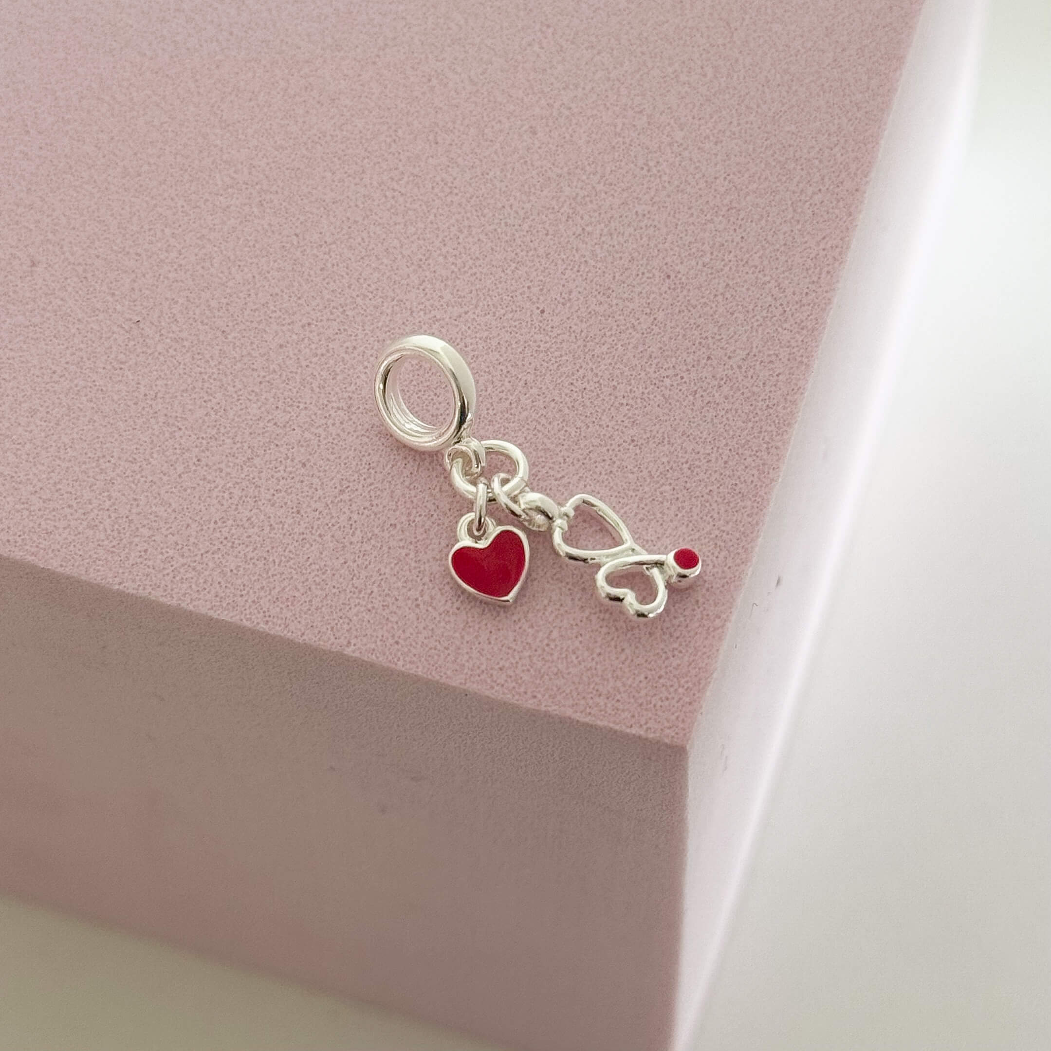 Berloque Estetoscópio Coração Prata