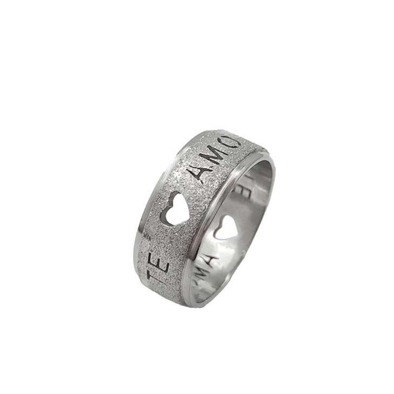 ANEL ALIANÇA AÇO INOX ANATÔMICA ABAULADA 8MM C/ JATEADO BRILHANTE C/ CORAÇÕES VAZADOS E MANUSCRITO TE AMO - Número 20/21