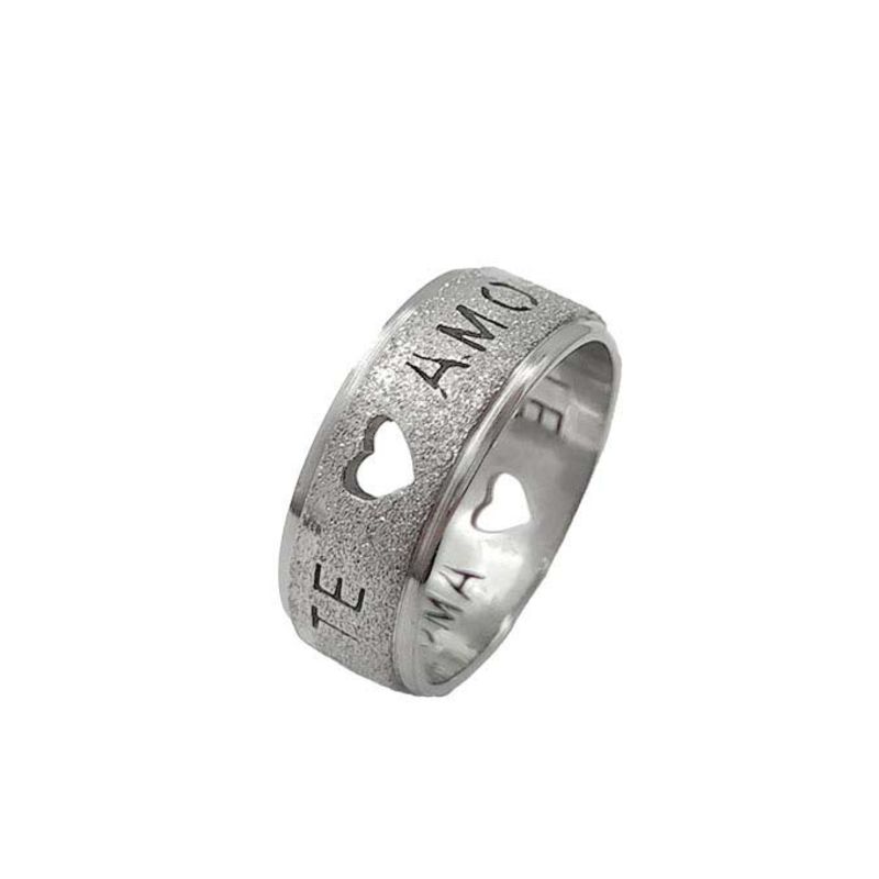 ANEL ALIANÇA AÇO INOX ANATÔMICA ABAULADA 8MM C/ JATEADO BRILHANTE C/ CORAÇÕES VAZADOS E MANUSCRITO TE AMO - Número 28/29