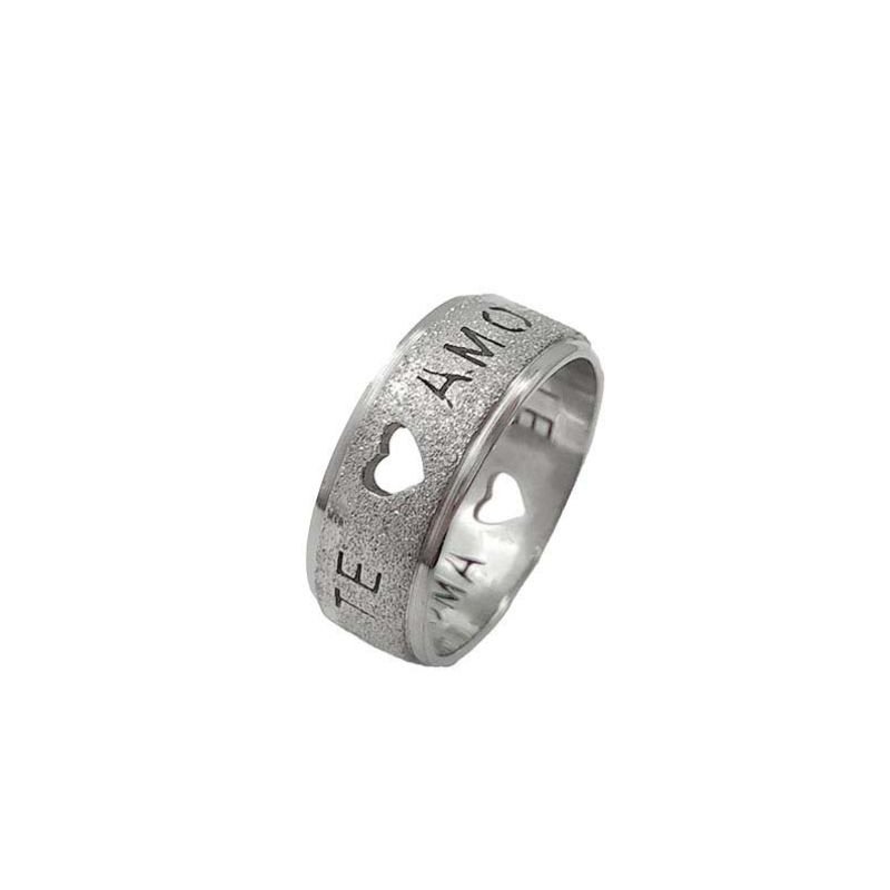 ANEL ALIANÇA AÇO INOX ANATÔMICA ABAULADA 8MM C/ JATEADO BRILHANTE C/ CORAÇÕES VAZADOS E MANUSCRITO TE AMO - Número 12/13
