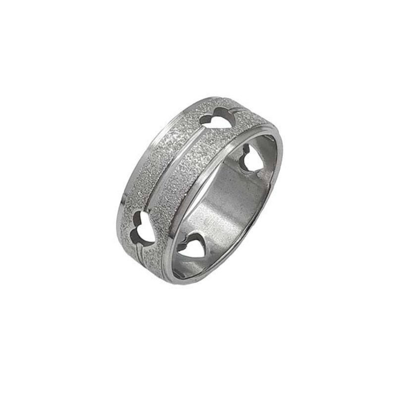ANEL ALIANÇA AÇO INOX ANATÔMICA RETA 8MM C/ JATEADO BRILHANTE E CORAÇÕES VAZADOS - Número 20/21