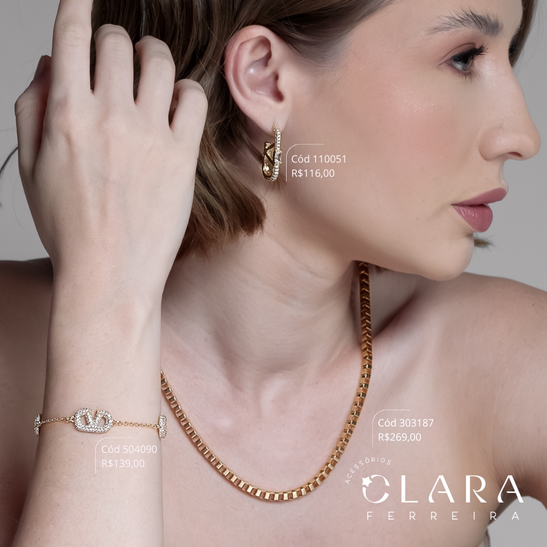 BRINCO ARGOLA 3 FILEIRAS MICROZIRCÔNIAS C/ 1 ZIRCONIA BAGUETE NO MEIO INSPIRAÇÃO LOUIS VUITTON  - 26MM - Dourado