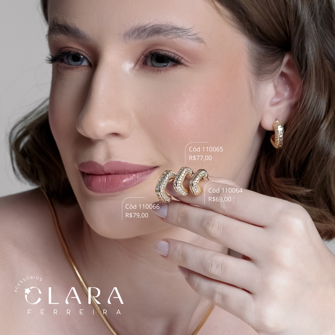 BRINCO ARGOLA 1 FILEIRA ZIRCÔNIA QUADRADA C/ LATERAIS MICROZIRCÔNIAS INSPIRAÇÃO CHANEL  - 15x5mm - Dourado