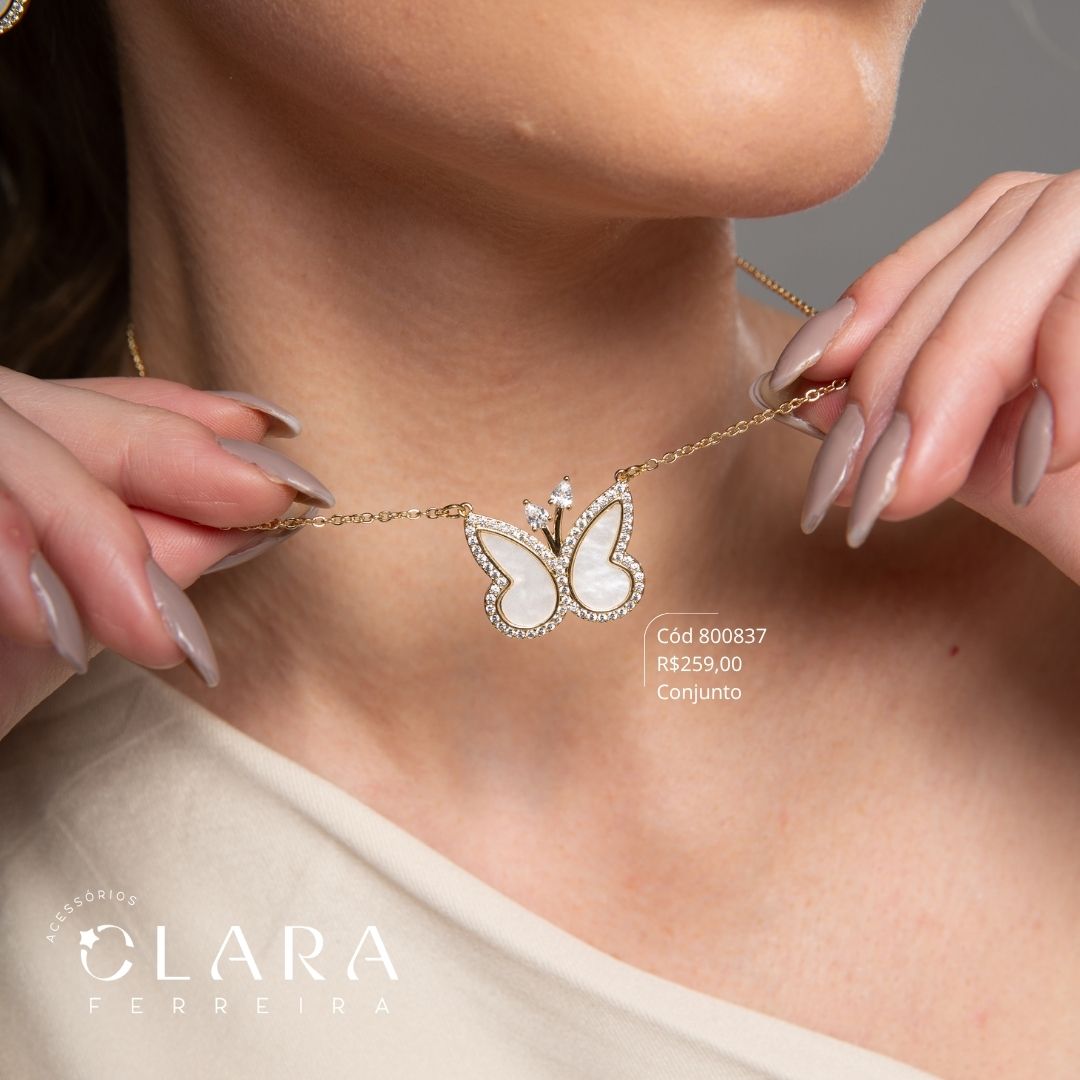 CONJUNTO COLAR ELOS C/ PINGENTE BORBOLETA 25MM ASAS MADREPÉROLA ADORNADAS COM MICROZIRCÔNIAS E BRINCOS ARGOLINHA CLICK LISAS C/ BORBOLETA 20MM ASAS MADREPÉROLA ADORNADAS COM MICROZIRCÔNIAS - EDIÇÃO LIMITADA - 45CM - Dourado
