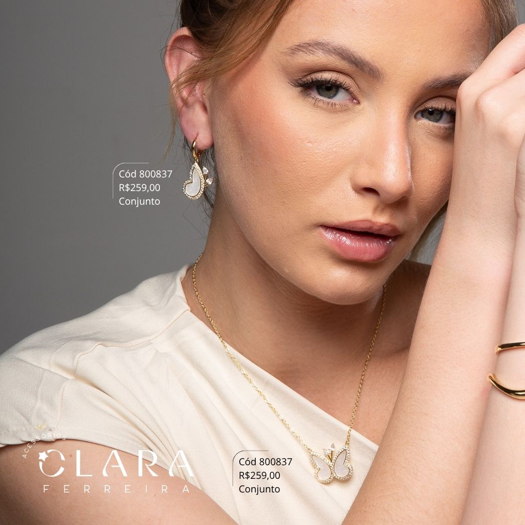 CONJUNTO COLAR ELOS C/ PINGENTE BORBOLETA 25MM ASAS MADREPÉROLA ADORNADAS COM MICROZIRCÔNIAS E BRINCOS ARGOLINHA CLICK LISAS C/ BORBOLETA 20MM ASAS MADREPÉROLA ADORNADAS COM MICROZIRCÔNIAS - EDIÇÃO LIMITADA - 45CM - Dourado