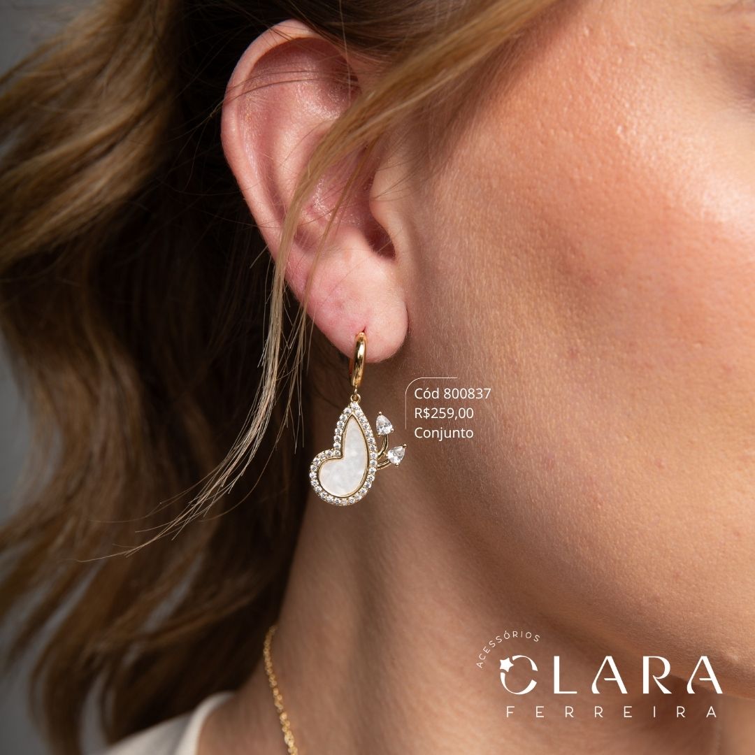 CONJUNTO COLAR ELOS C/ PINGENTE BORBOLETA 25MM ASAS MADREPÉROLA ADORNADAS COM MICROZIRCÔNIAS E BRINCOS ARGOLINHA CLICK LISAS C/ BORBOLETA 20MM ASAS MADREPÉROLA ADORNADAS COM MICROZIRCÔNIAS - EDIÇÃO LIMITADA - 45CM - Dourado