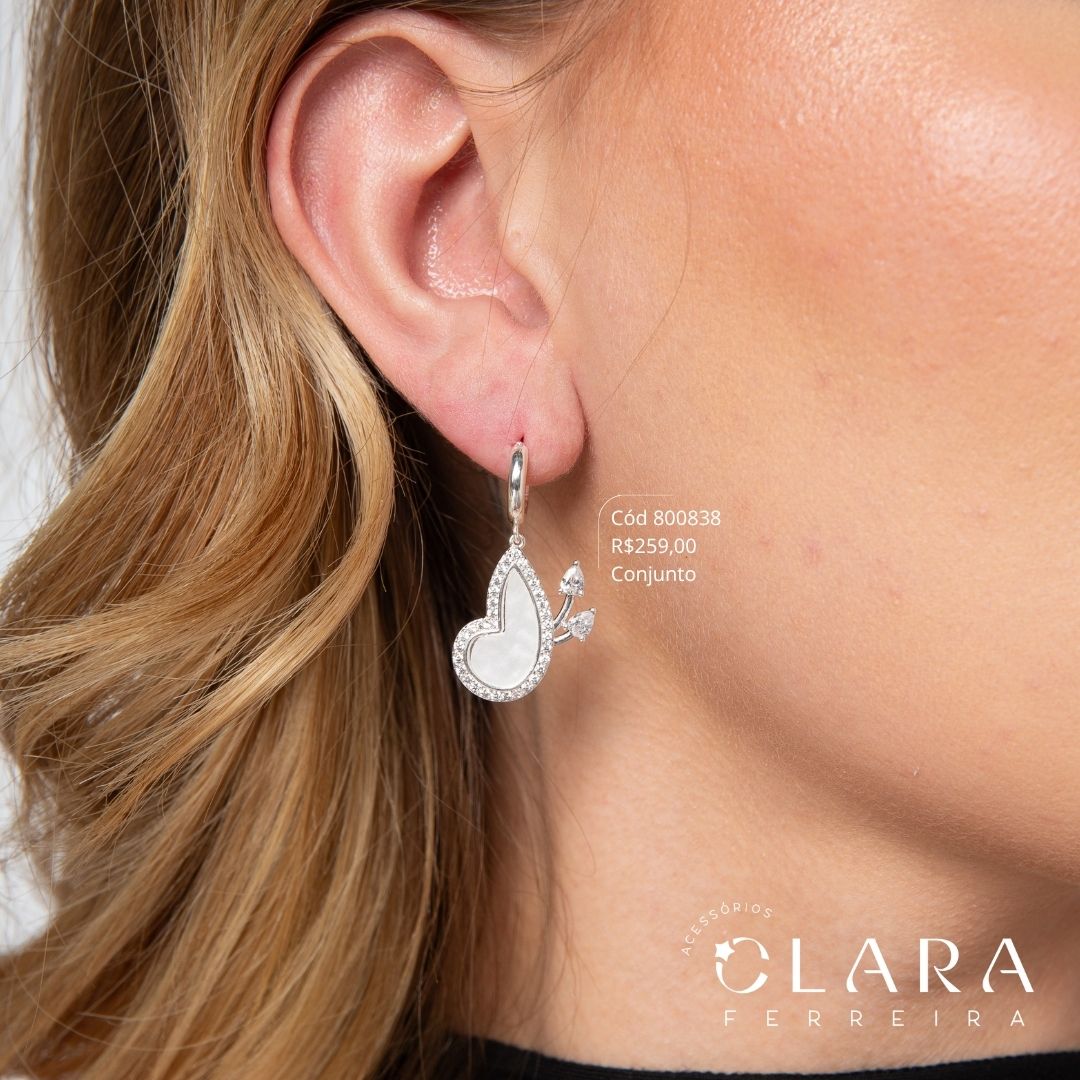 CONJUNTO COLAR ELOS C/ PINGENTE BORBOLETA 25MM ASAS MADREPÉROLA ADORNADAS COM MICROZIRCÔNIAS E BRINCOS ARGOLINHA CLICK LISAS C/ BORBOLETA 20MM ASAS MADREPÉROLA ADORNADAS COM MICROZIRCÔNIAS - EDIÇÃO LIMITADA - 45CM - Banho de Prata