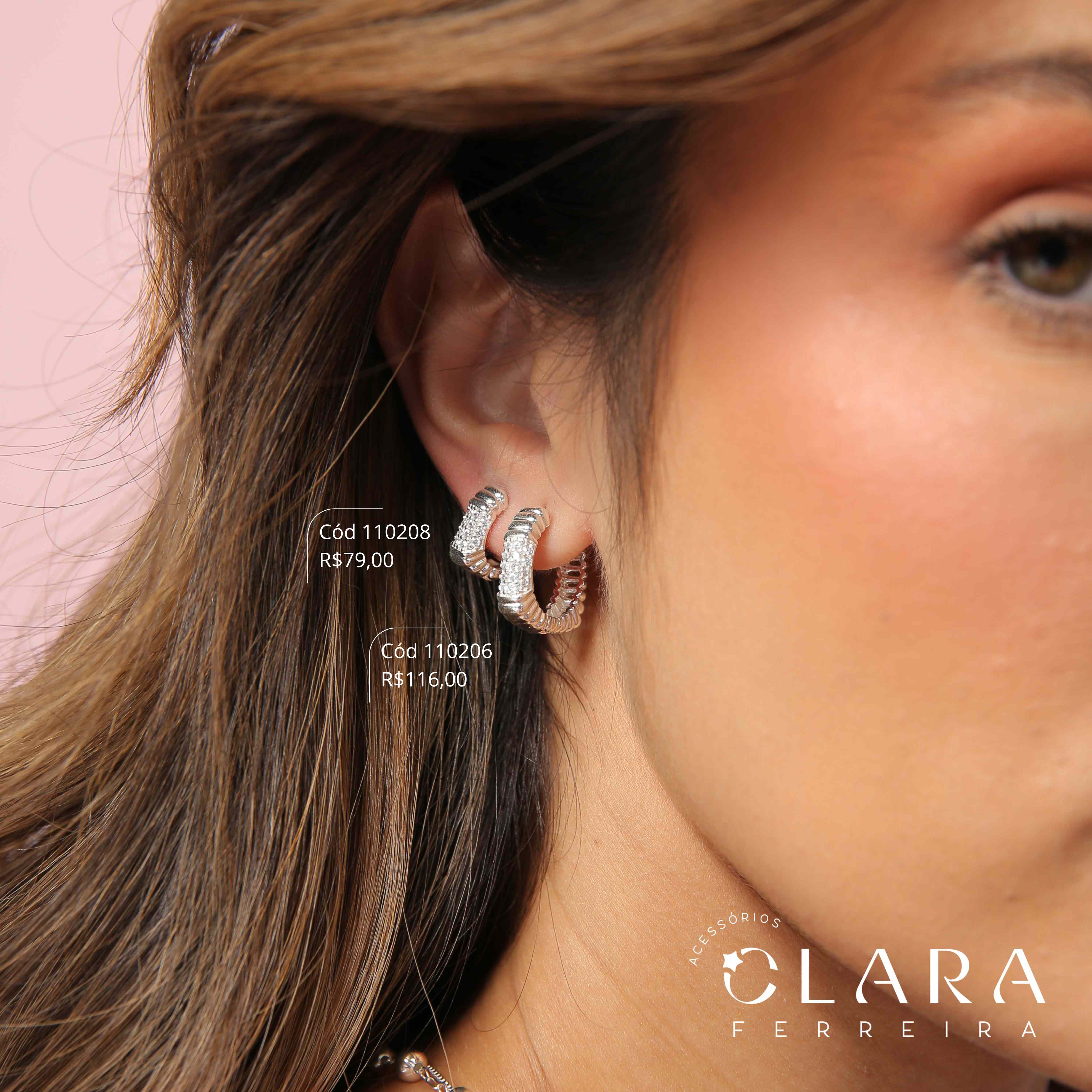 BRINCO ARGOLINHA CLICK QUADRADA FIO DE BARRINHAS COM 4 FILEIRAS DE MICROZIRCÔNIAS - 18X5MM - Banho de Prata