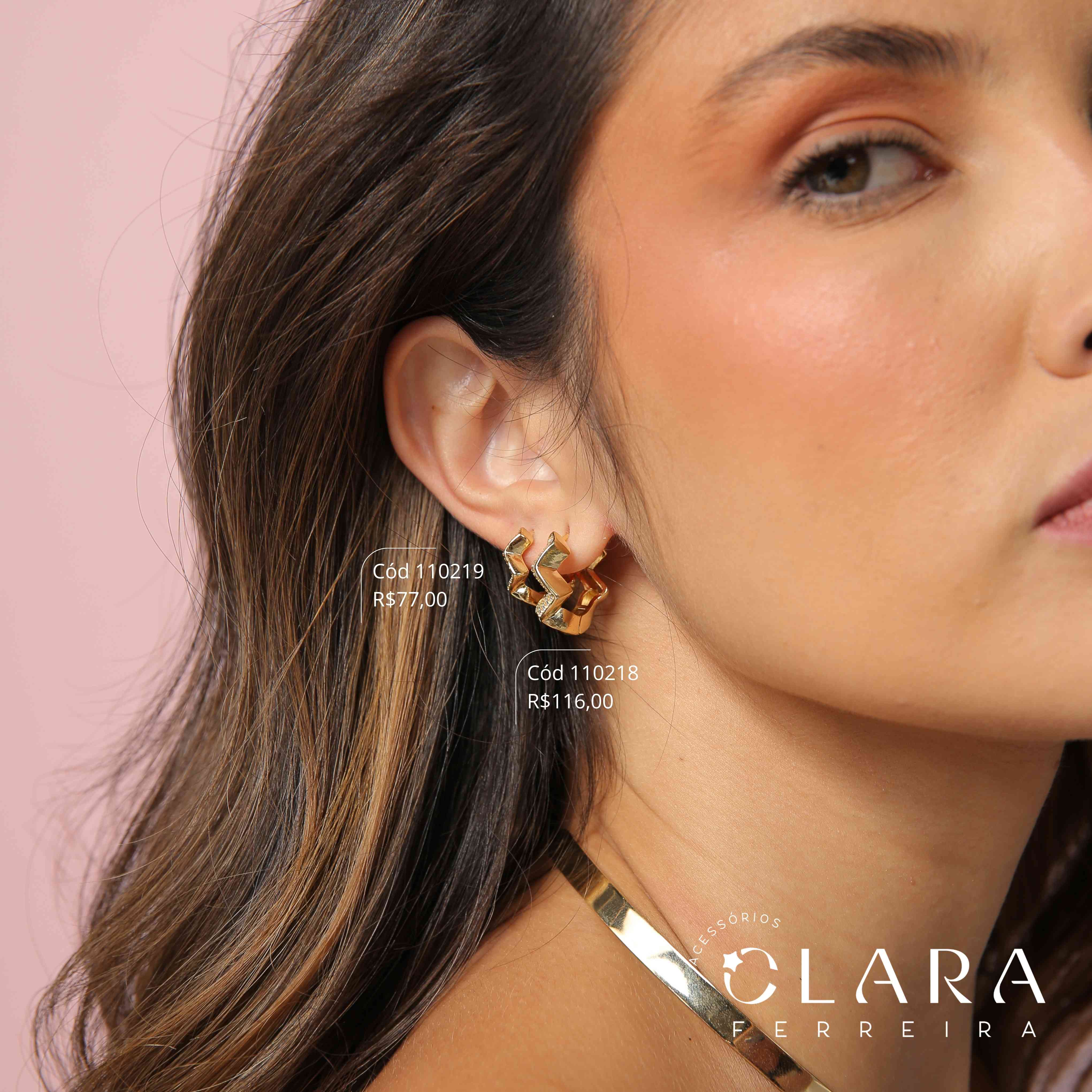 BRINCO ARGOLINHA CLICK ZIG-ZAG C/ 1 LATERAL LISA E 1 LATERAL 2 FILEIRAS MICROZIRCÔNIAS - 16X3MM - PEÇA VENDIDA - Dourado