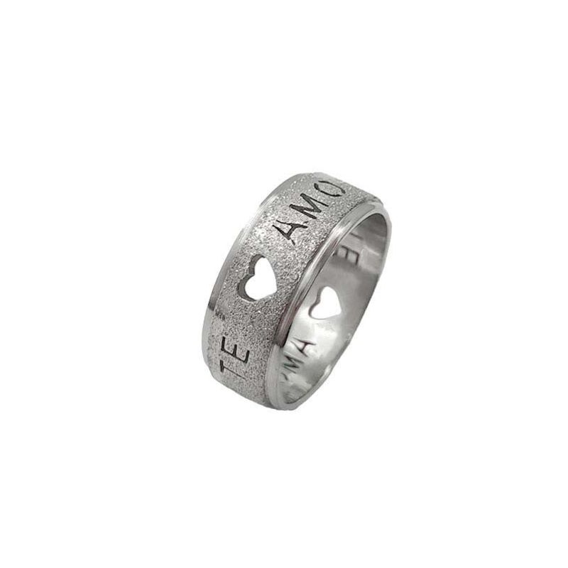 ANEL ALIANÇA AÇO INOX ANATÔMICA ABAULADA 8MM C/ JATEADO BRILHANTE C/ CORAÇÕES VAZADOS E MANUSCRITO TE AMO - Número 24/25