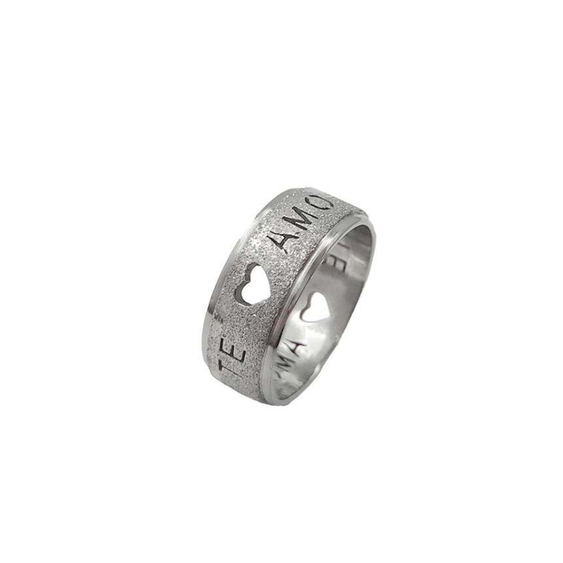 ANEL ALIANÇA AÇO INOX ANATÔMICA ABAULADA 8MM C/ JATEADO BRILHANTE C/ CORAÇÕES VAZADOS E MANUSCRITO TE AMO - Número 14/15