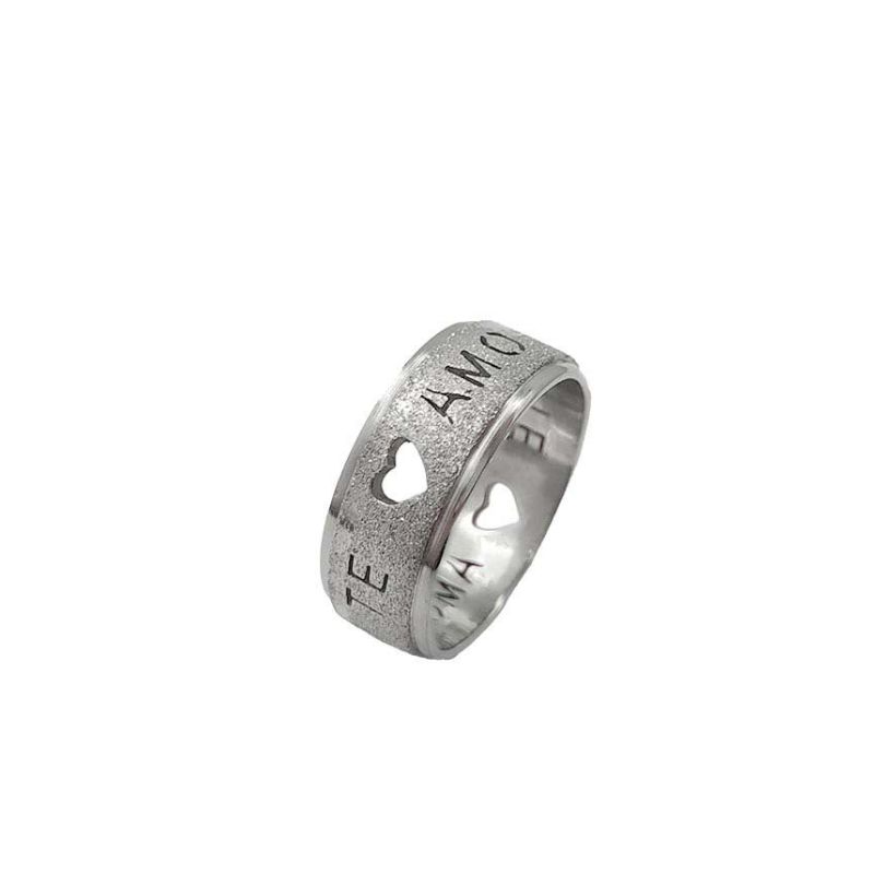 ANEL ALIANÇA AÇO INOX ANATÔMICA ABAULADA 8MM C/ JATEADO BRILHANTE C/ CORAÇÕES VAZADOS E MANUSCRITO TE AMO - Número 30/31