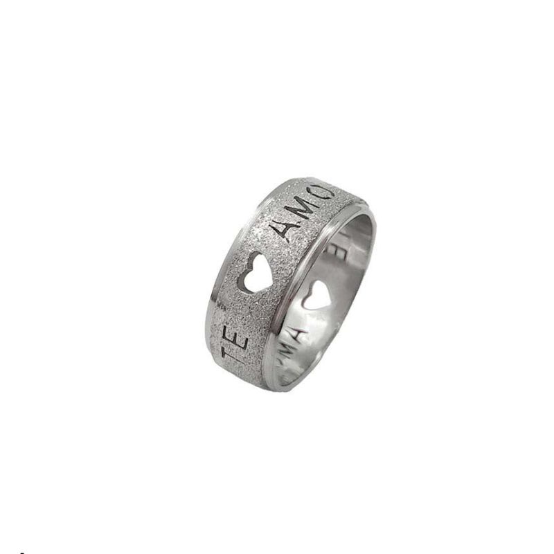 ANEL ALIANÇA AÇO INOX ANATÔMICA ABAULADA 8MM C/ JATEADO BRILHANTE C/ CORAÇÕES VAZADOS E MANUSCRITO TE AMO - Número 18/19