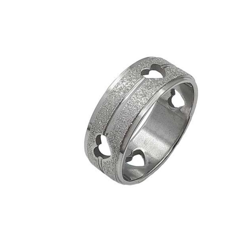 ANEL ALIANÇA AÇO INOX ANATÔMICA RETA 8MM C/ JATEADO BRILHANTE E CORAÇÕES VAZADOS - Número 24/25