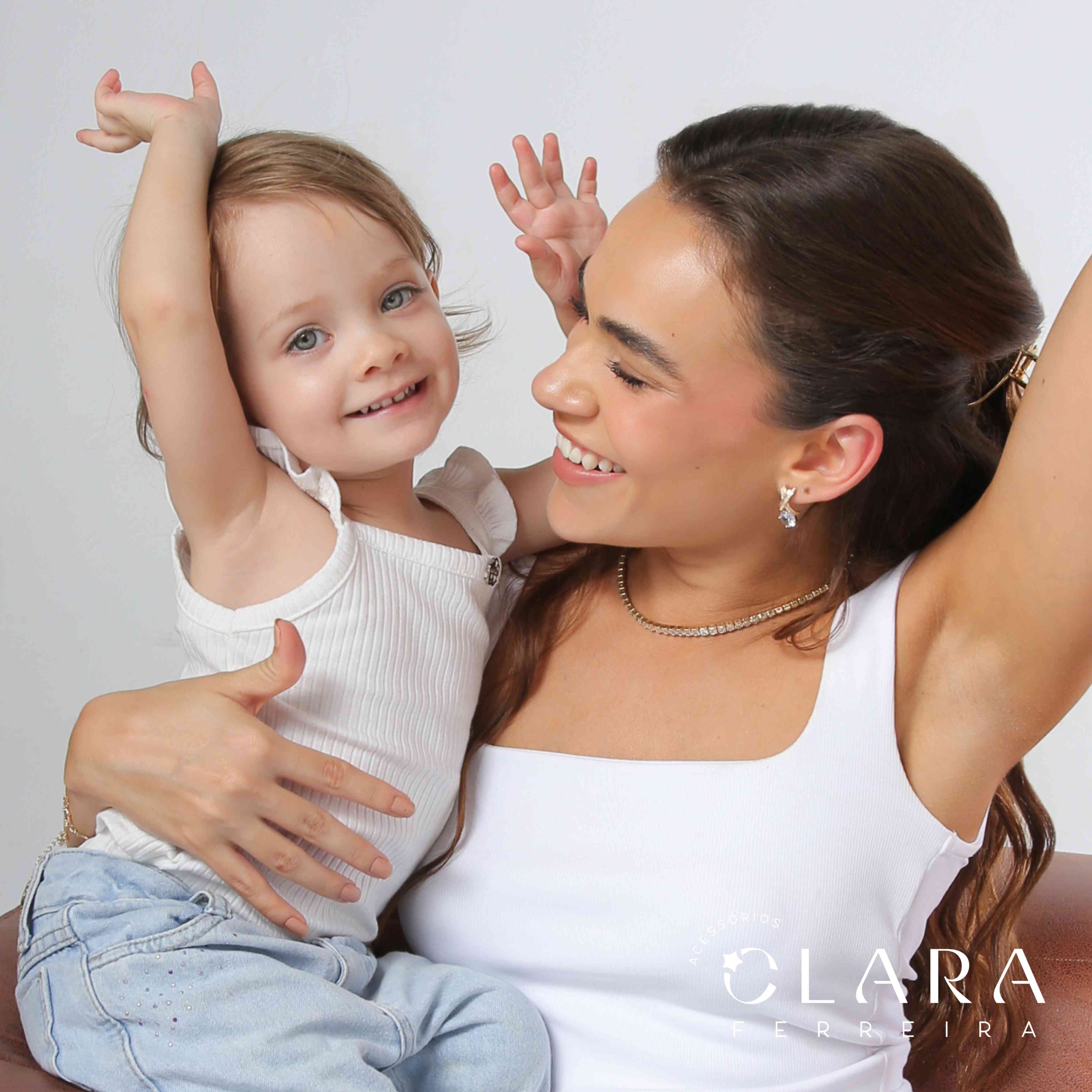 BRINCO 2 FIOS CRUZADOS EM X C/ 1 FILEIRA MICROZIRCÔNIAS E 1 ZIRCÔNIA REDONDA 8MM - PEÇA EXCLUSIVA - Dourado