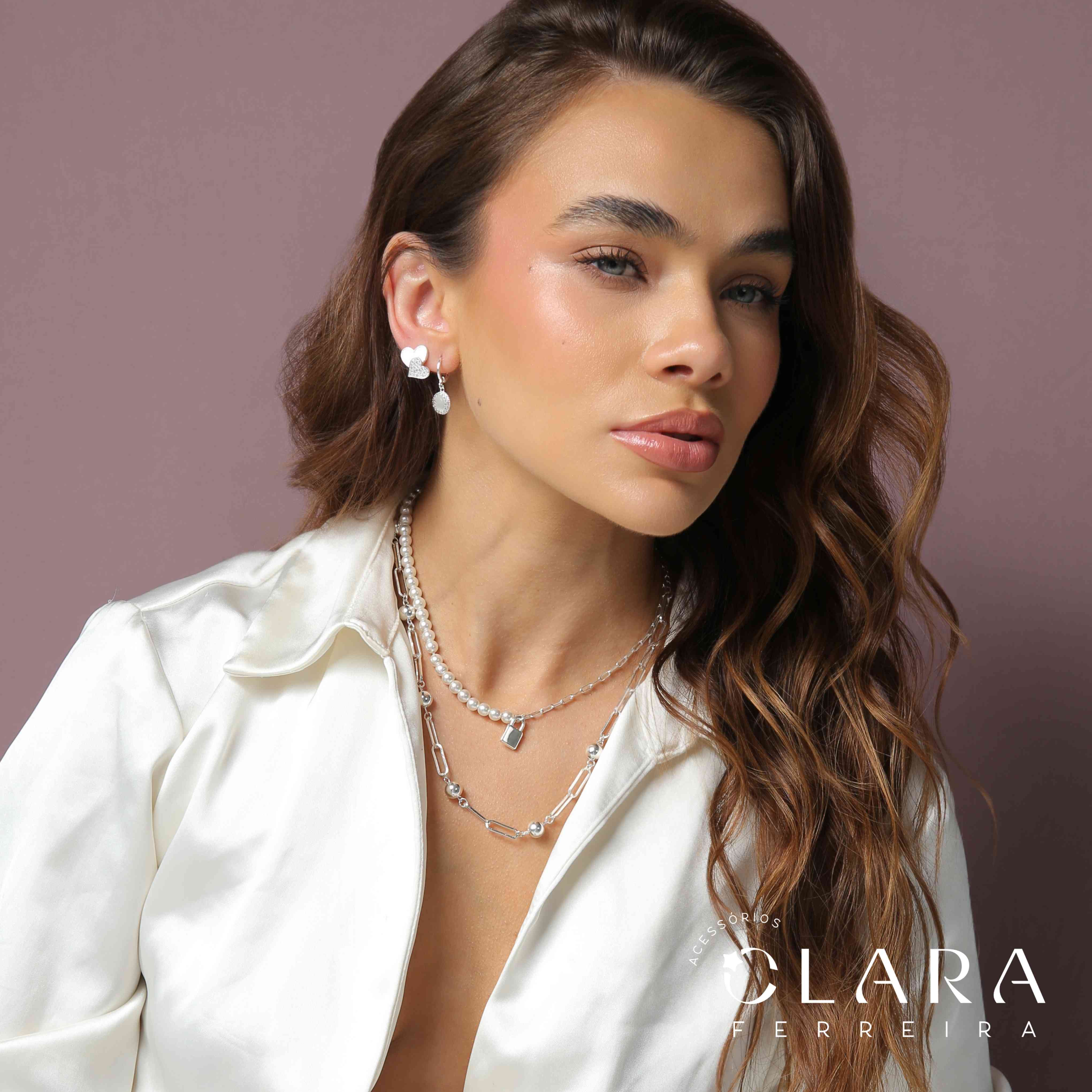 BRINCO 2 CORAÇÕES: 1 MADREPÉROLA E 1 MICROZIRCÔNIAS - 14MM - PEÇA EXCLUSIVA - Banho de Prata