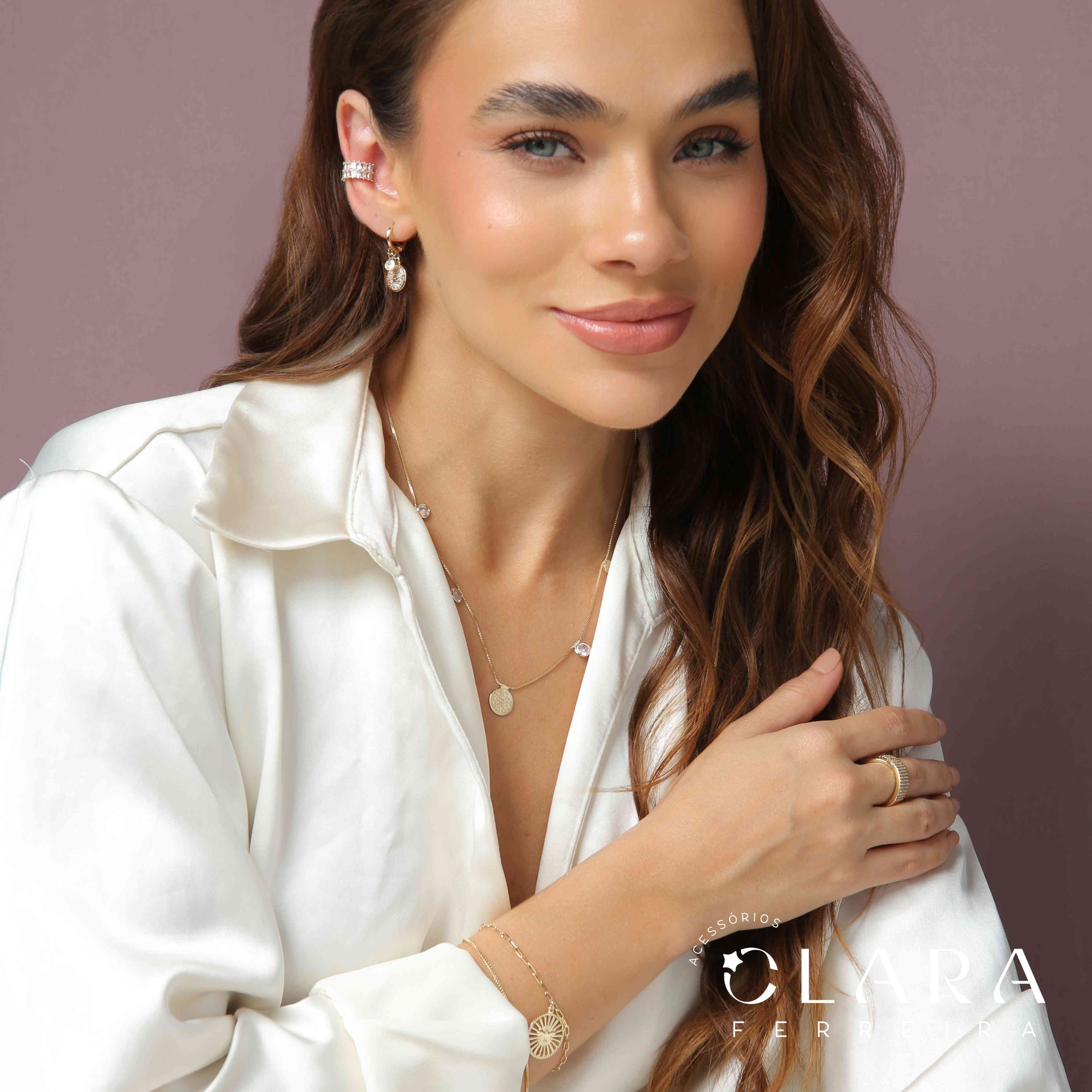 BRINCO ARGOLINHA TRANQUETA C/ 1 MEDALHA REDONDA 10MM MANUSCRITA PAI NOSSO E 1 TIFFANY REDONDA 4MM PENDURADAS
 - Dourado