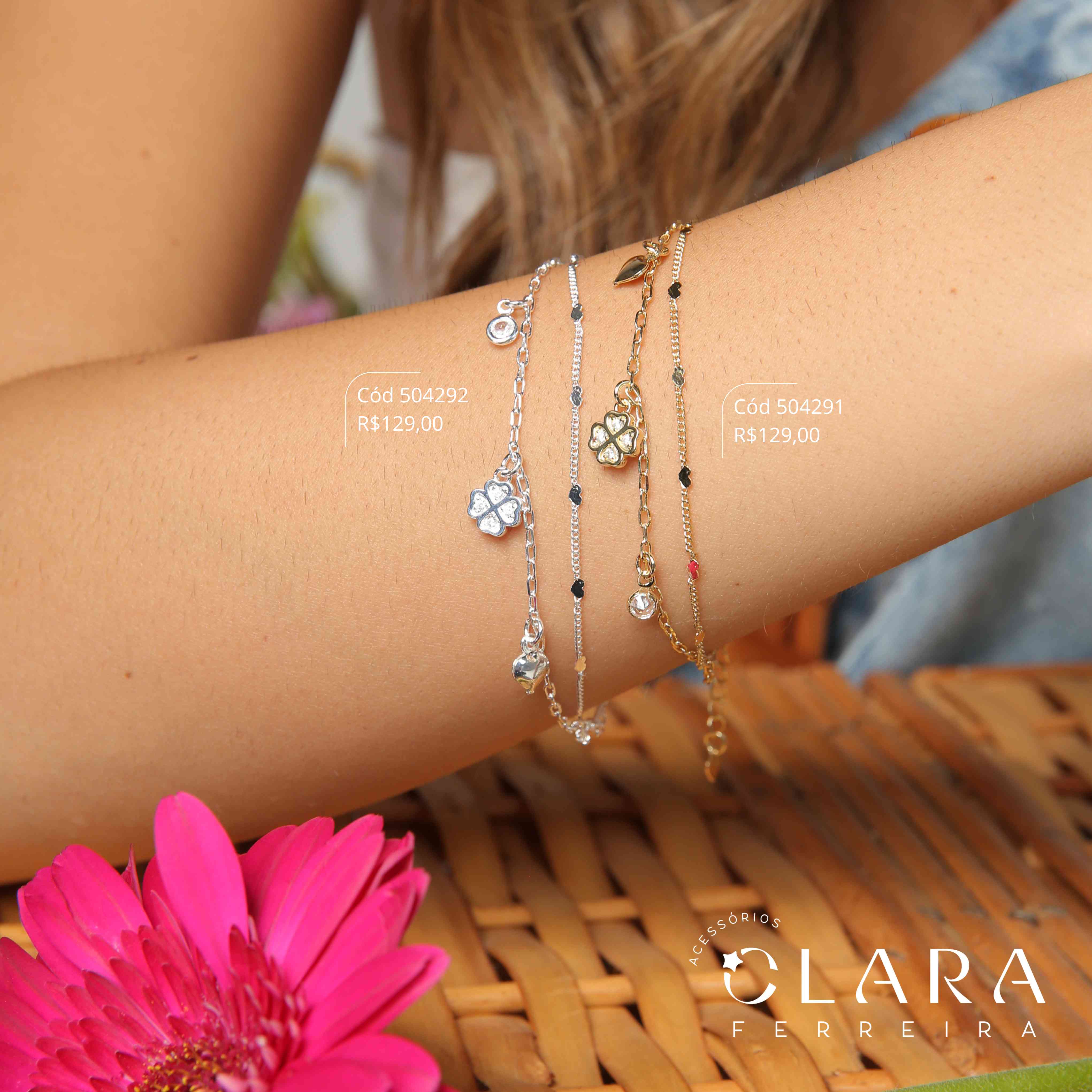 PULSEIRA DUPLA: 1 FIO ELOS GRUMET 1X1 C/ CORAÇÕES MARTELADOS E 1 FIO ELOS CARTIER C/ 1 TREVO DE 4 FOLHAS MICROZIRCÔNIAS, 1 CORAÇÃO LISO E 1 TIFFANY REDONDA PENDURADOS - 17CM - Banho de Prata