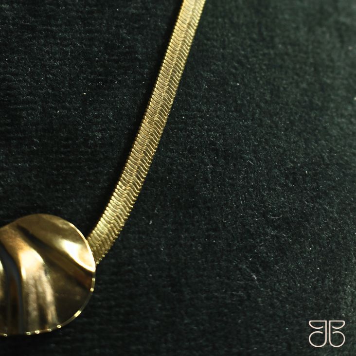 GARGANTILHA FITA FOLHA MARTELADA