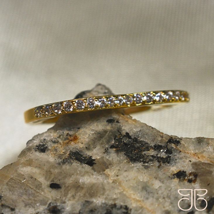 ANEL CORAÇÕES VAZADO LATERAL EM CIMA ZIRCONIA