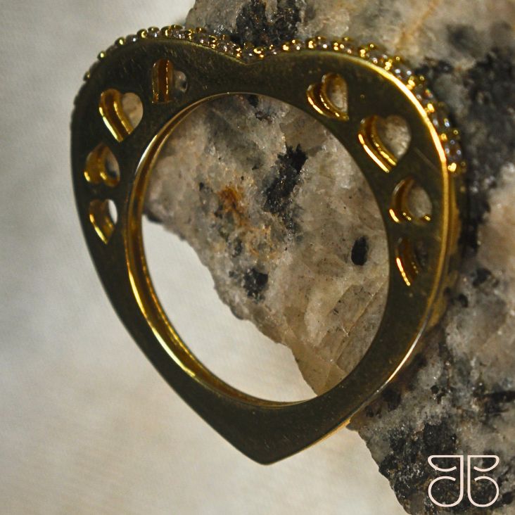 ANEL CORAÇÕES VAZADO LATERAL EM CIMA ZIRCONIA