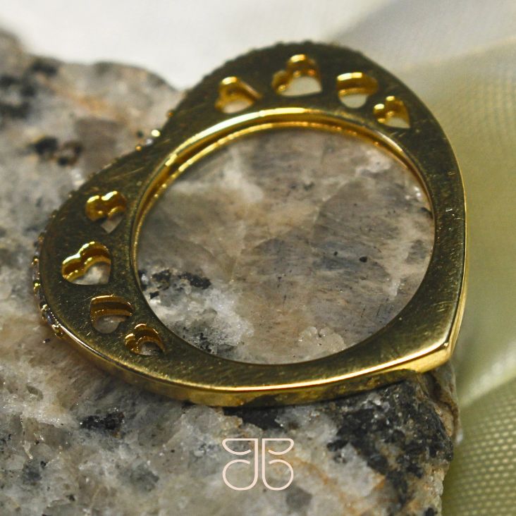 ANEL CORAÇÕES VAZADO LATERAL EM CIMA ZIRCONIA