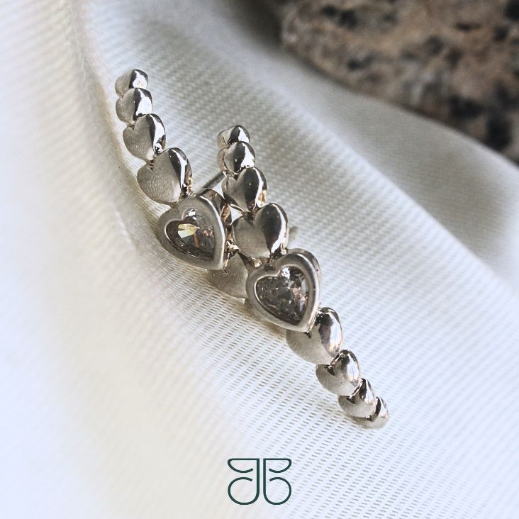 BRINCO EAR HOOK CORAÇÃO ZIRCONIA NO MEIO PRATA