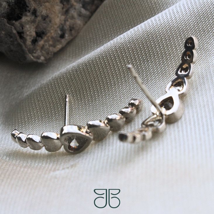 BRINCO EAR HOOK CORAÇÃO ZIRCONIA NO MEIO PRATA