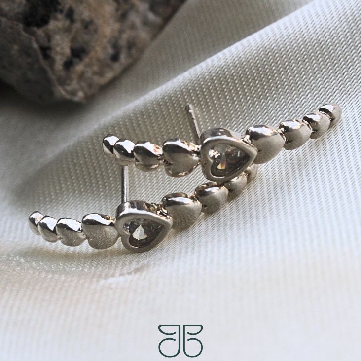 BRINCO EAR HOOK CORAÇÃO ZIRCONIA NO MEIO PRATA