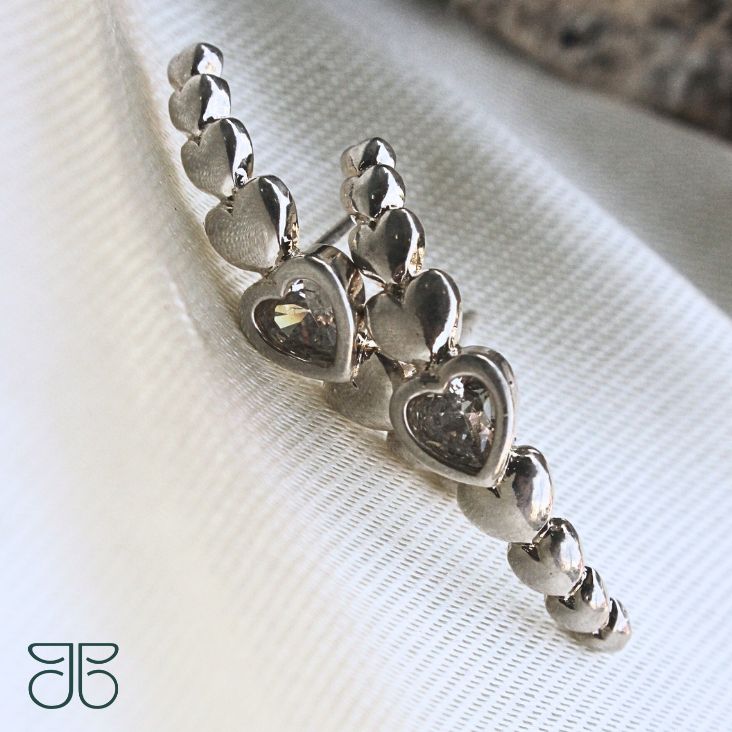 BRINCO EAR HOOK CORAÇÃO ZIRCONIA NO MEIO PRATA