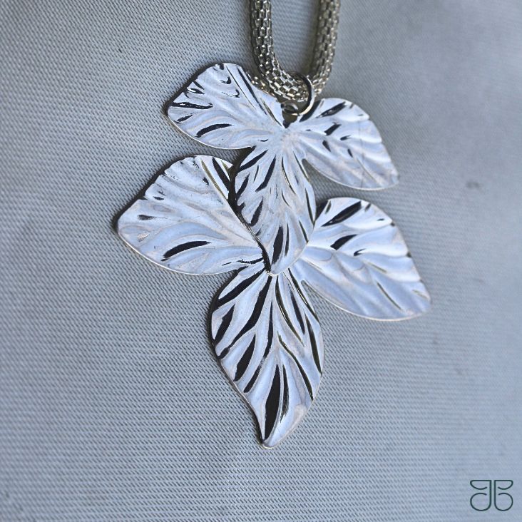 GARGANTILHA PINGENTE FOLHA ORGÂNICA ELO TIJOLINHO ARREDONDADO RIGIDO