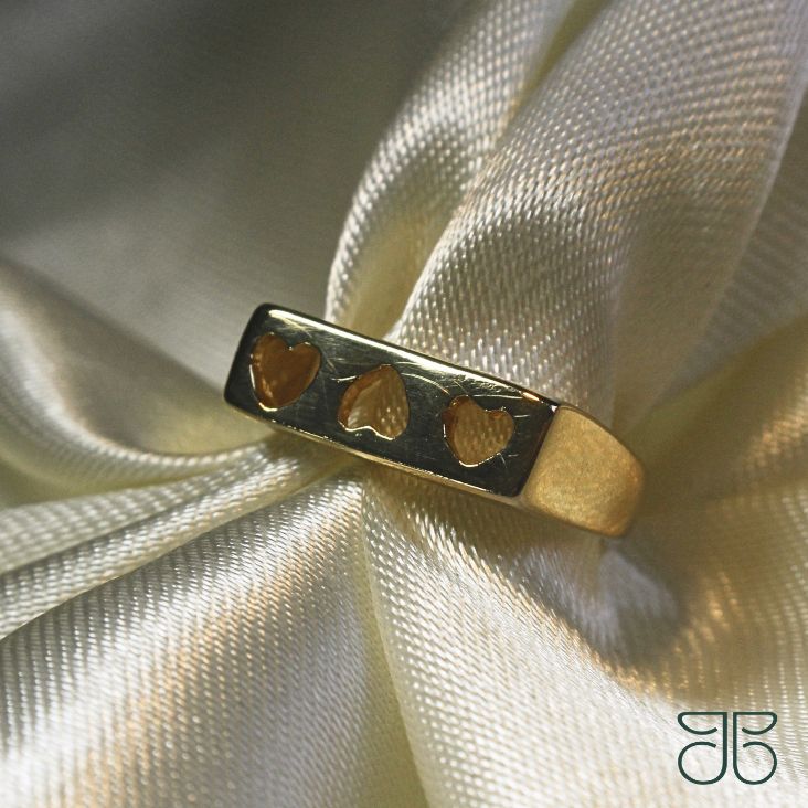 ANEL REGULAVEL DEDINHO QUADRADO 3 CORAÇÕES VAZADO