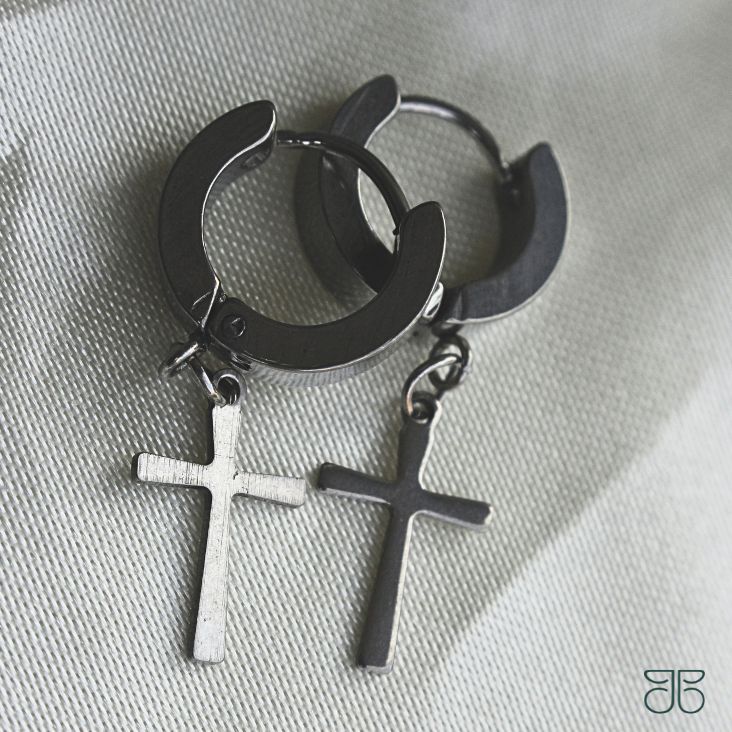 BRINCO ARGOLA AÇO CRUZ PENDURADA