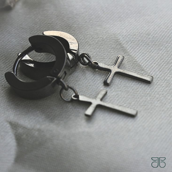 BRINCO ARGOLA AÇO CRUZ PENDURADA