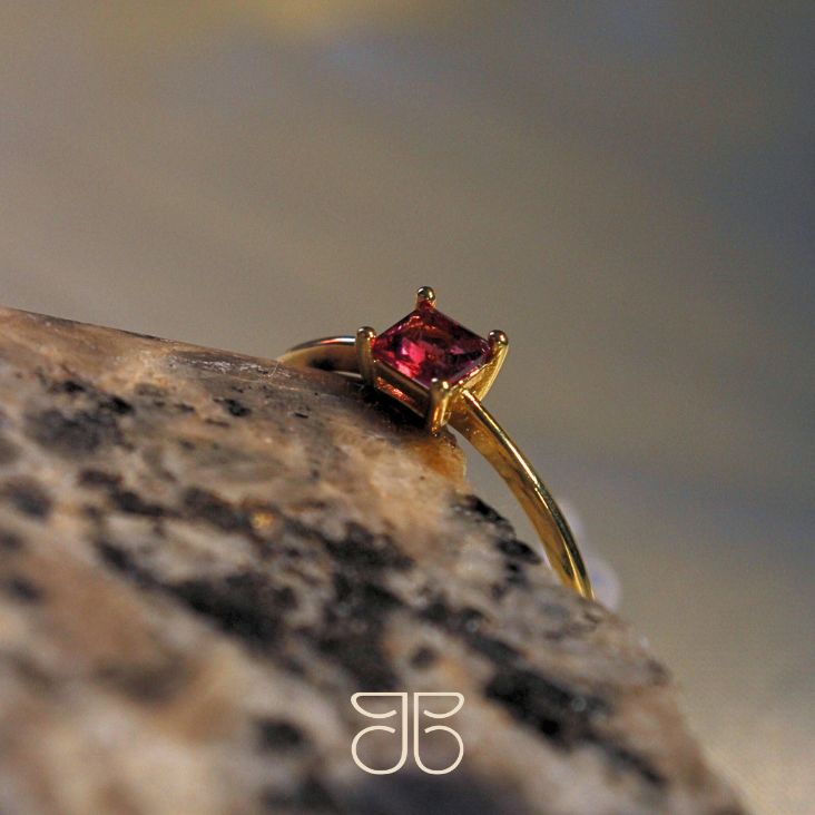ANEL SOLITÁRIO PEDRA QUADRADA RUBI OURO