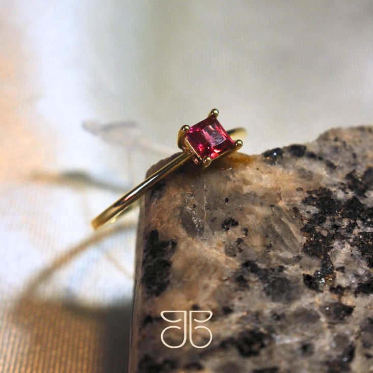ANEL SOLITÁRIO PEDRA QUADRADA RUBI OURO