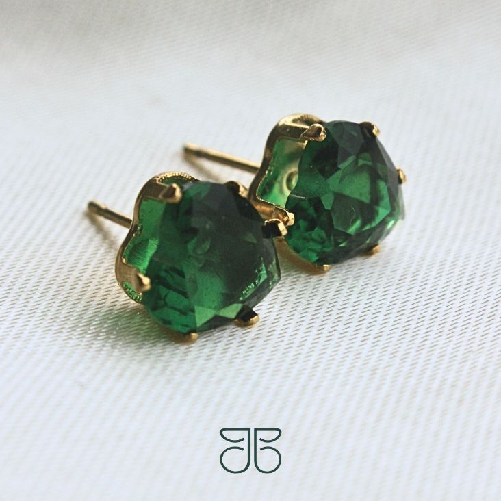 BRINCO SOLITÁRIO CORAÇÃO PEDRA VERDE