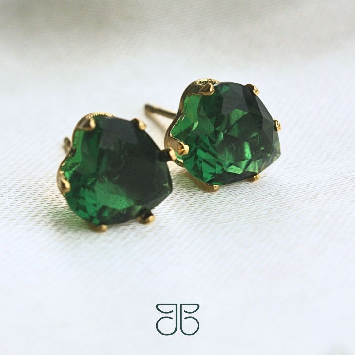 BRINCO SOLITÁRIO CORAÇÃO PEDRA VERDE