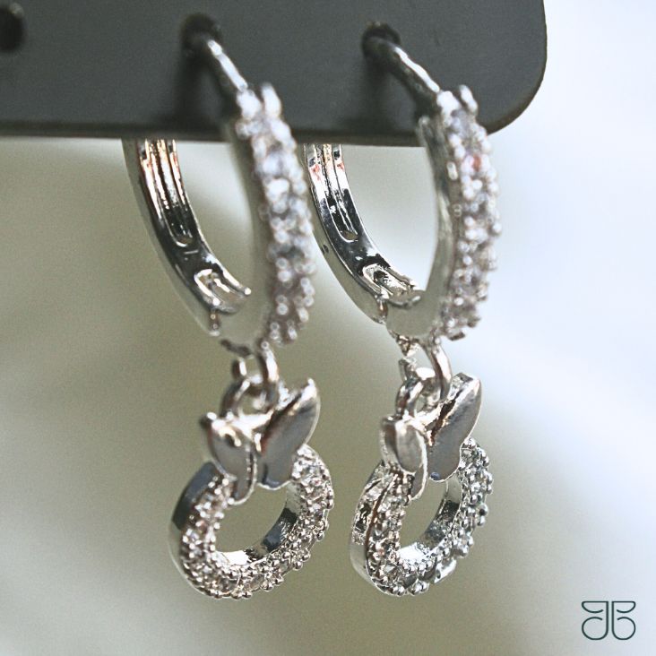 BRINCO DE ARGOLA CRAVEJADA BORBOLETA PENDURADA PRATA