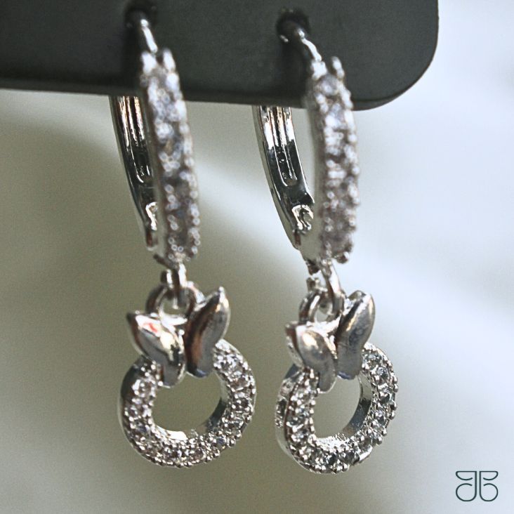 BRINCO DE ARGOLA CRAVEJADA BORBOLETA PENDURADA PRATA