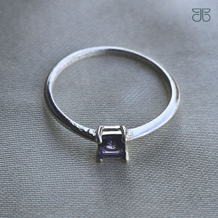 ANEL SOLITÁRIO QUADRADO PEDRA LILÁS PRATA