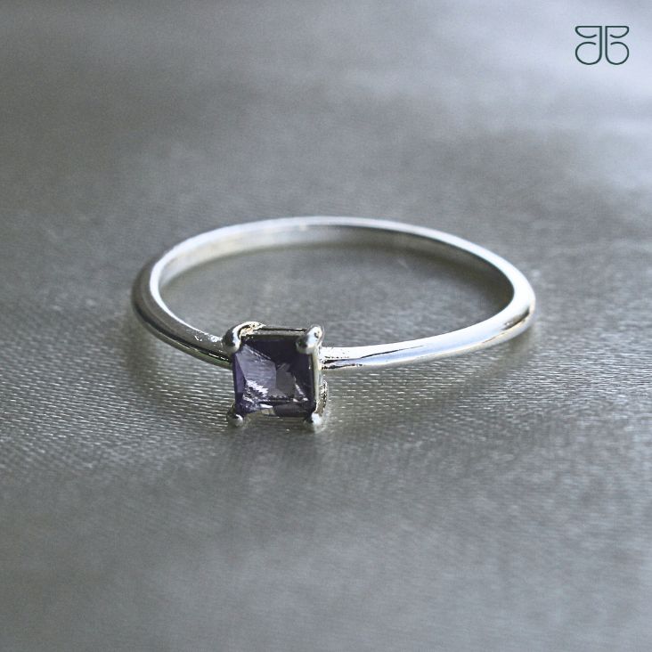 ANEL SOLITÁRIO QUADRADO PEDRA LILÁS PRATA
