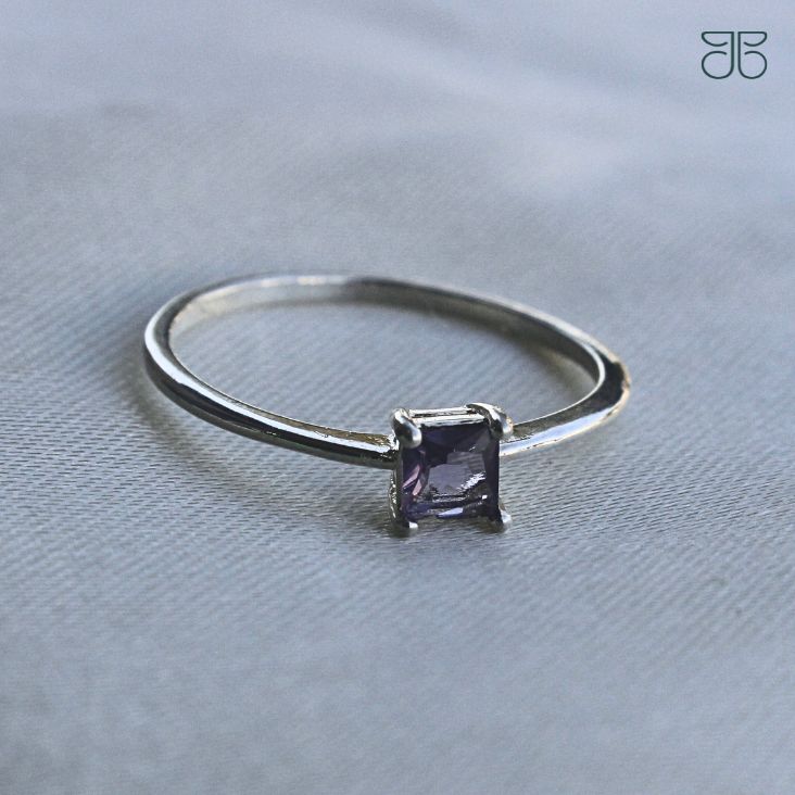 ANEL SOLITÁRIO QUADRADO PEDRA LILÁS PRATA