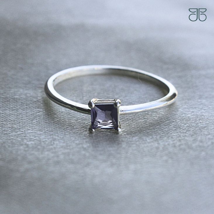 ANEL SOLITÁRIO QUADRADO PEDRA LILÁS PRATA