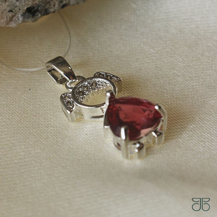 PINGENTE MENINA CABELO ZIRCONIA E BARRIGA CORAÇÃO VERMELHO