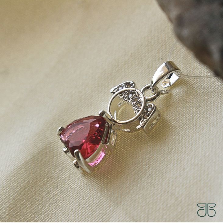 PINGENTE MENINA CABELO ZIRCONIA E BARRIGA CORAÇÃO VERMELHO