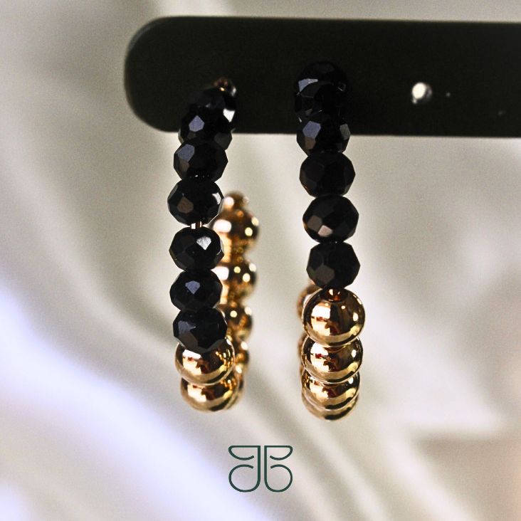 BRINCO MEIA ARGOLA METADE ESFERA PRETO