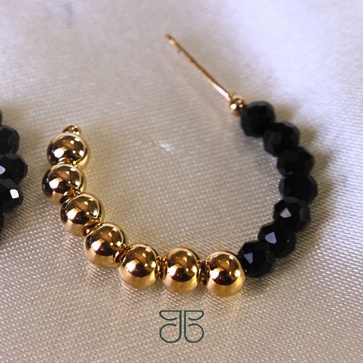 BRINCO MEIA ARGOLA METADE ESFERA PRETO