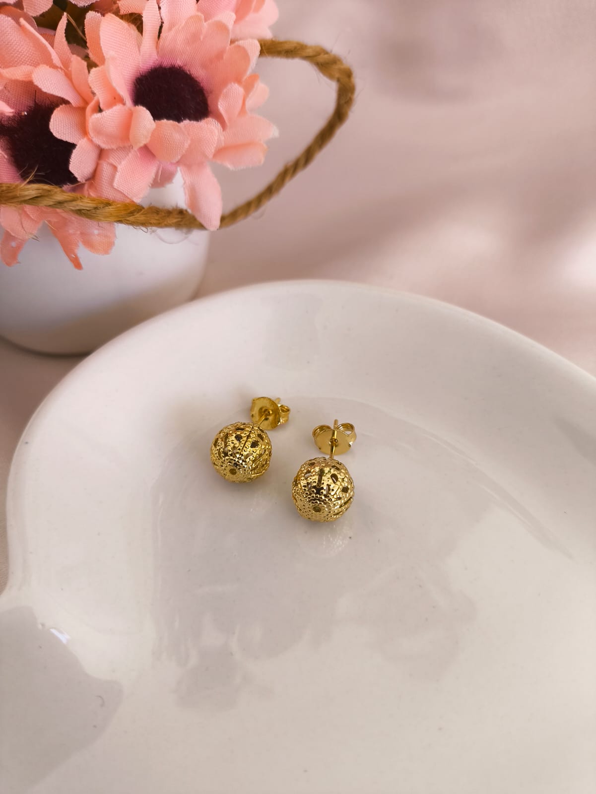 BRINCO ESFERA VAZADA CRAQUELADA G