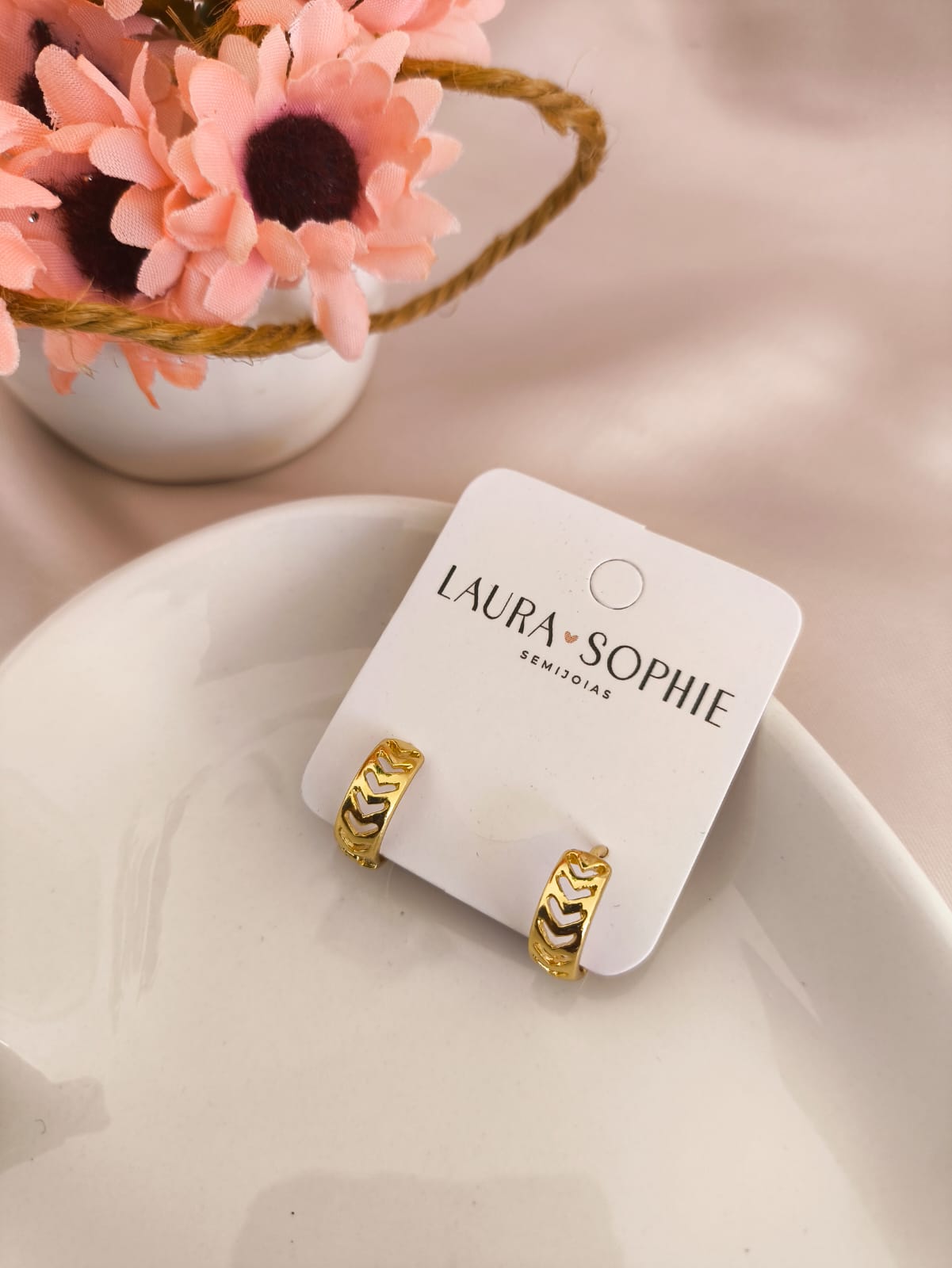 ARGOLA VAZADA EM FORMA DE V ARGOLA VAZADA EM FORMA DE V